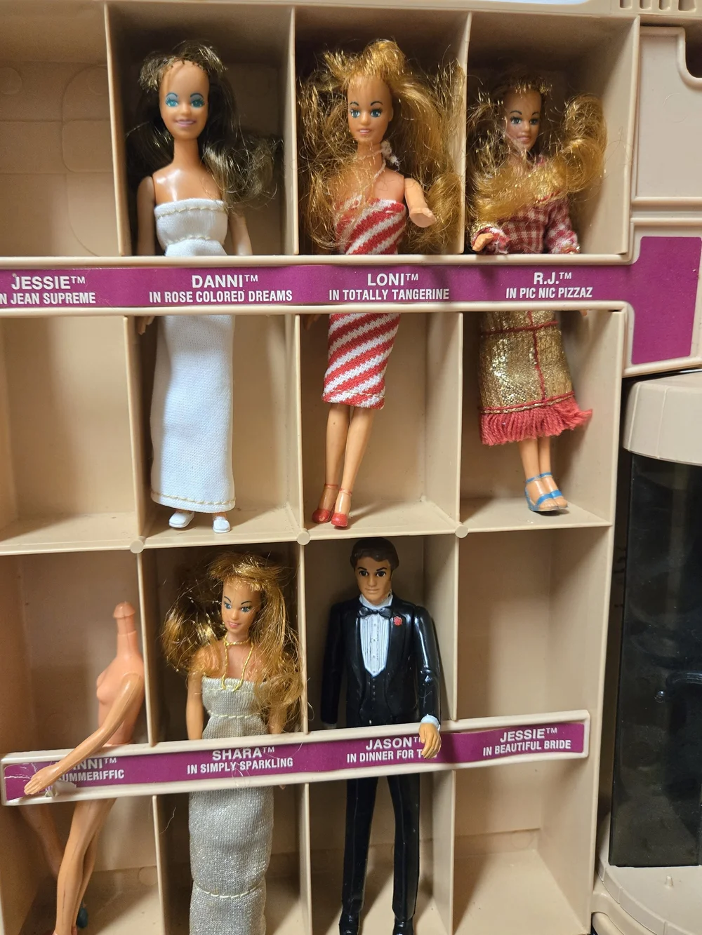 Glamour Gals Showplace Playset By KENNER 1981